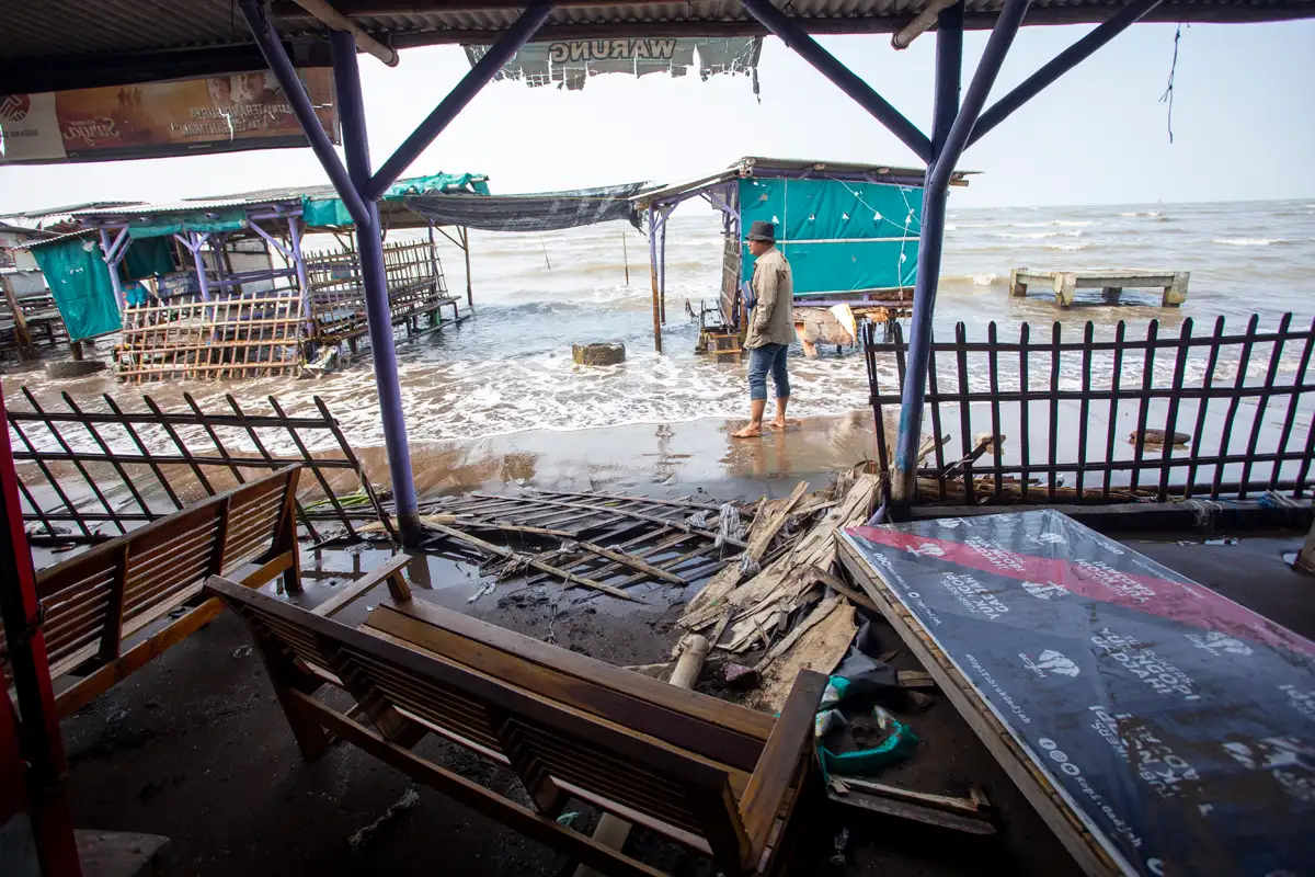 Gelombang Pasang Rusak Warung dan Rumah Warga di Pantai Karangsong Indramayu
