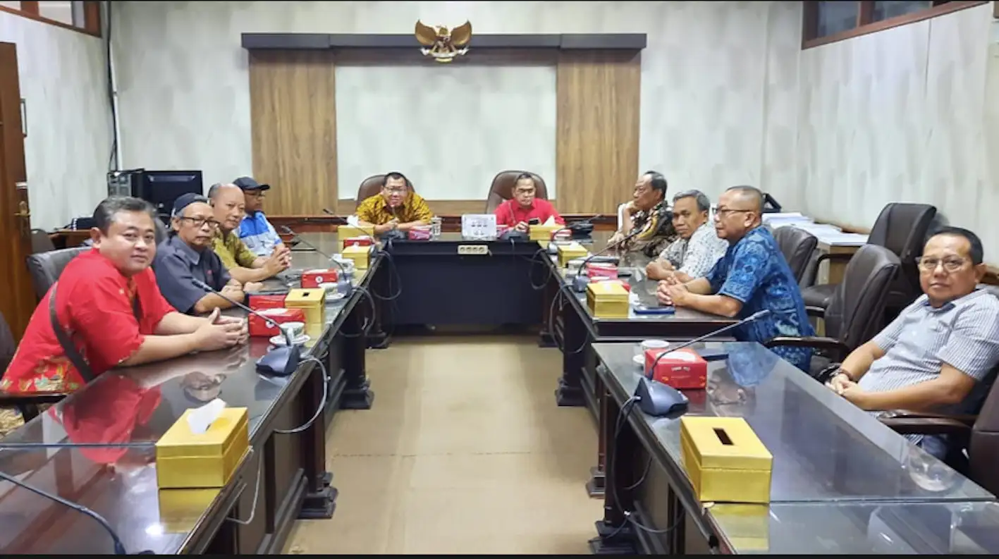 Kritisi Perwali Baru tentang LKK, Forum LPMK Kota Solo Datangi Gedung DPRD