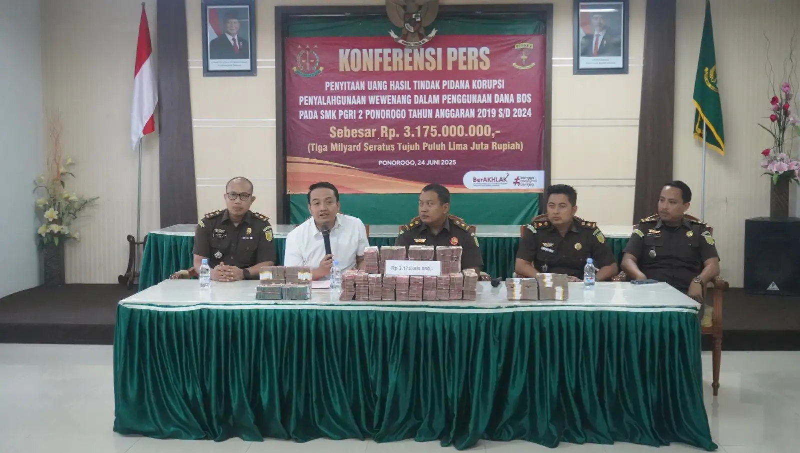 Penampakan Tumpukan Uang Rp3,1 Miliar Kasus Korupsi BOS SMK PGRI 2 Ponorogo