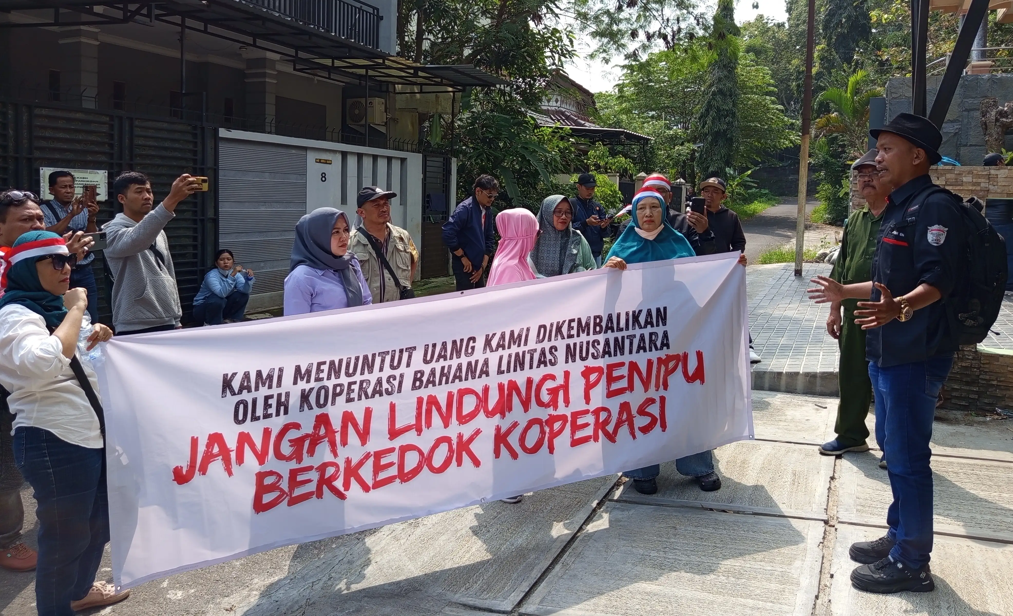 Puluhan Nasabah Berbagai Daerah Geruduk Rumah Pimpinan Koperasi BLN di Salatiga