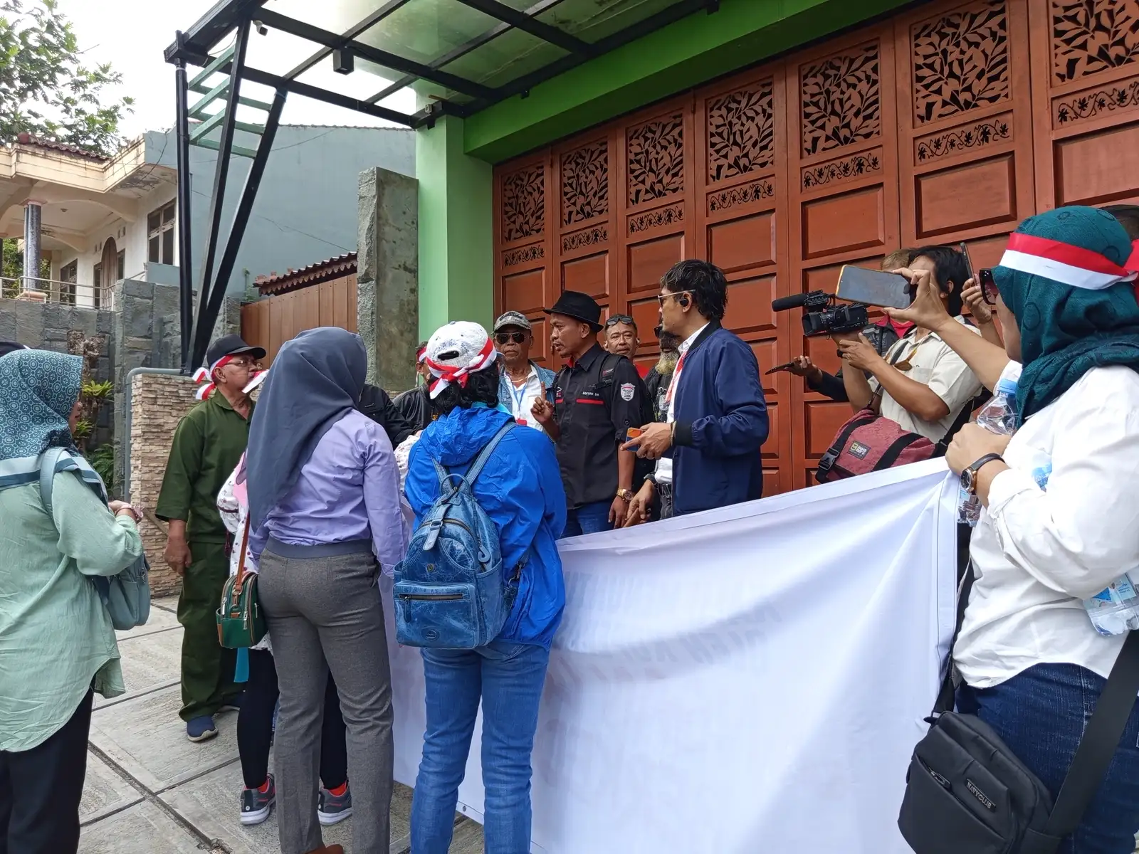 Geruduk Rumah Pimpinan Koperasi BLN di Salatiga, Nasabah Tuntut Bagi Hasil