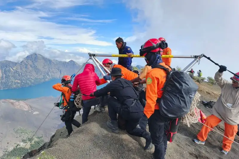 Ditemukan Meninggal, Begini Kronologi Pendaki Brasil Jatuh di Gunung Rinjani