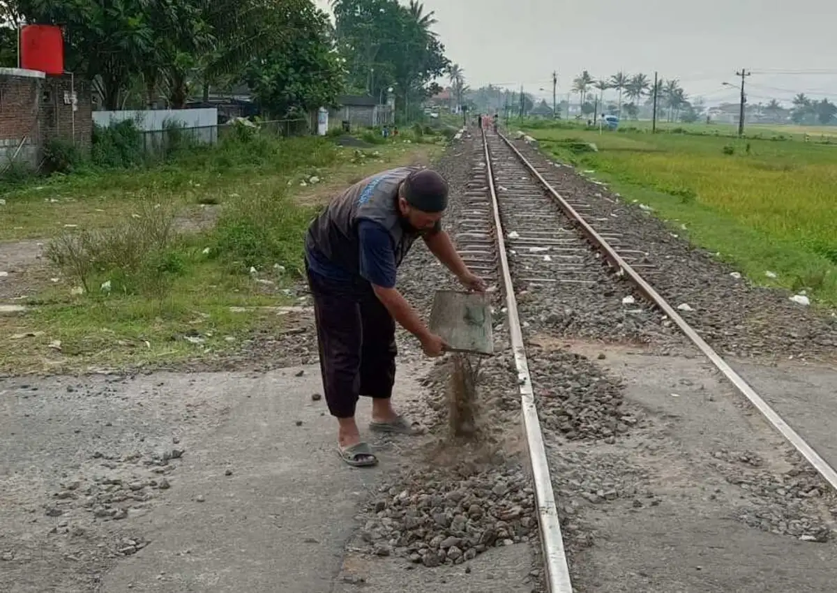Keren! Tukang Ojek di Ambarawa Uruk Celah Perlintasan Rel Pakai Duit Sendiri