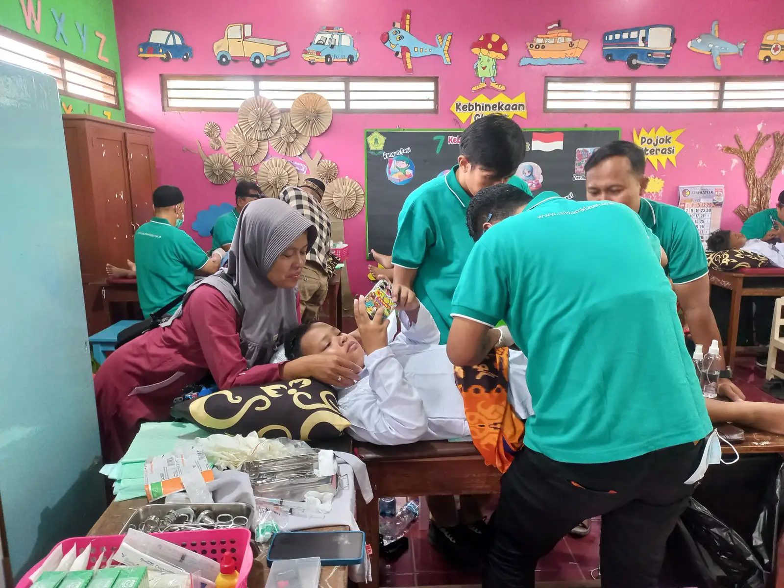Libur Telah Tiba, Ratusan Anak Ikuti Sunatan Massal di Masjid Raya Klaten