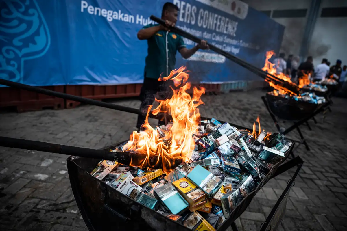 Bea Cukai Jateng-DIY Musnahkan Jutaan Batang Rokok & Minuman Beralkohol Ilegal