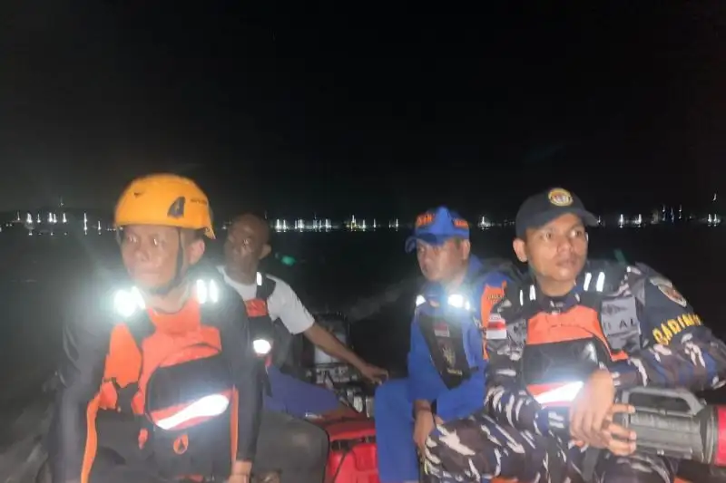 Kapal Pengangkut Tim Sepak Bola Tenggelam di Perairan Batam, 8 Orang Hilang