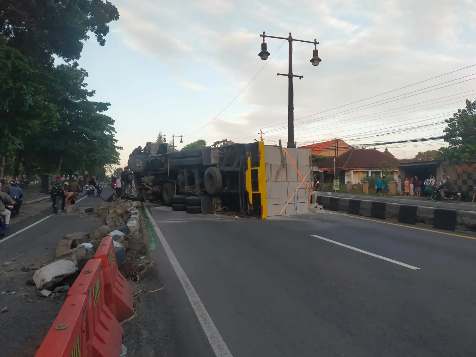 Truk Hebel Terguling, Arus Lalu Lintas di Jalan Solo-Jogja Kartasura Dialihkan