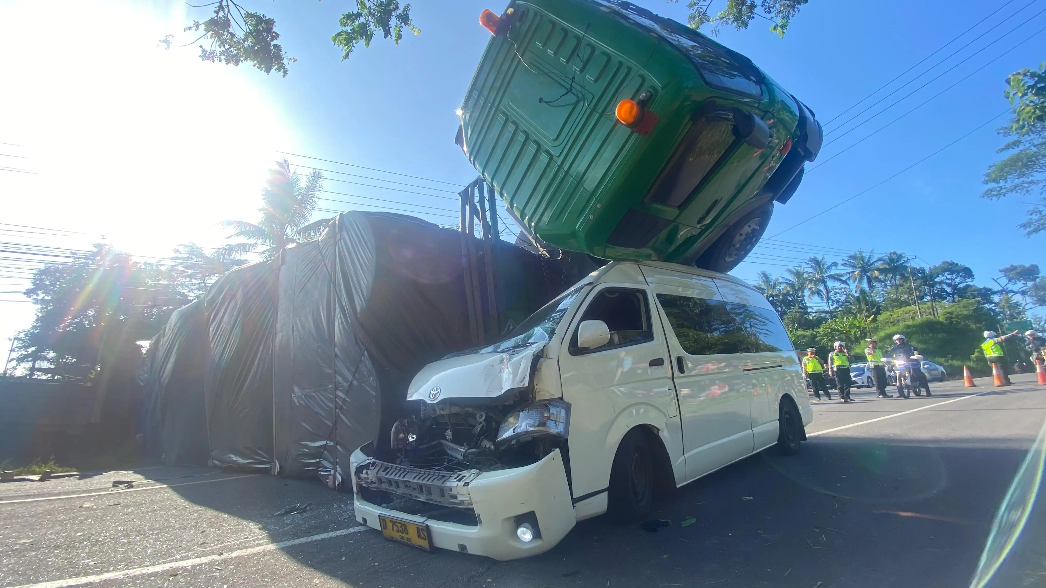 1 Sopir Sempat Tergencet, Ini Kronologi Truk Trailer Timpa Minibus di Boyolali