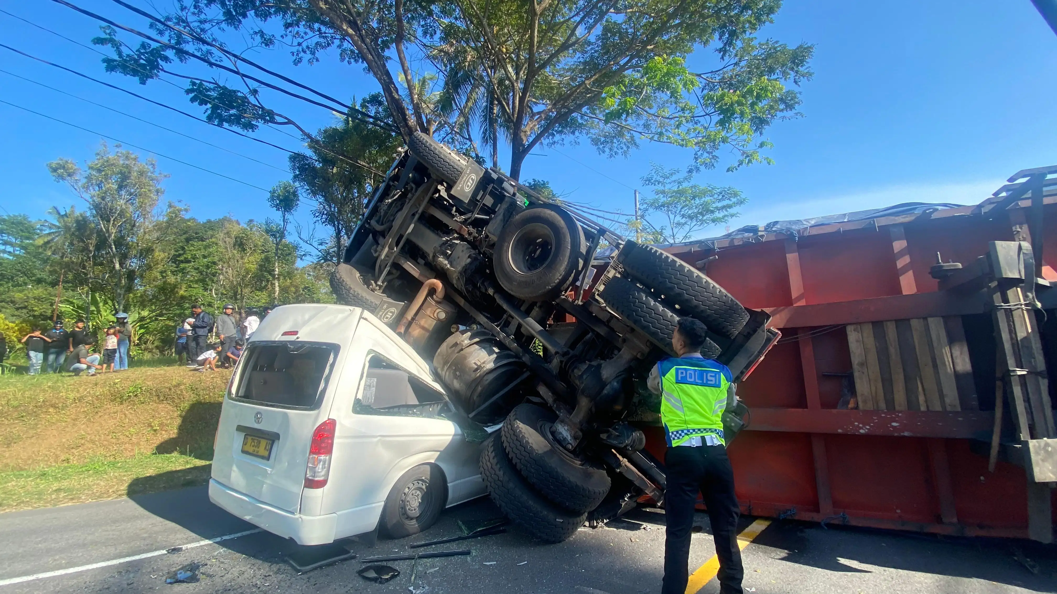 Tak Kuat Nanjak, Truk Trailer Timpa Minibus di Boyolali hingga Ringsek