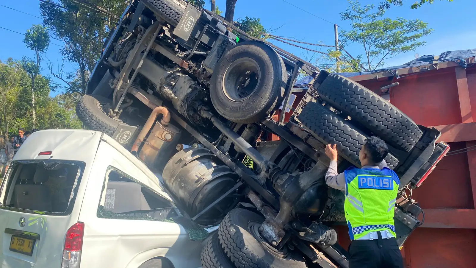 Sempat Tergencet, Ini Cerita Sopir Lolos dari Maut Seusai Minibus Tertimpa Truk