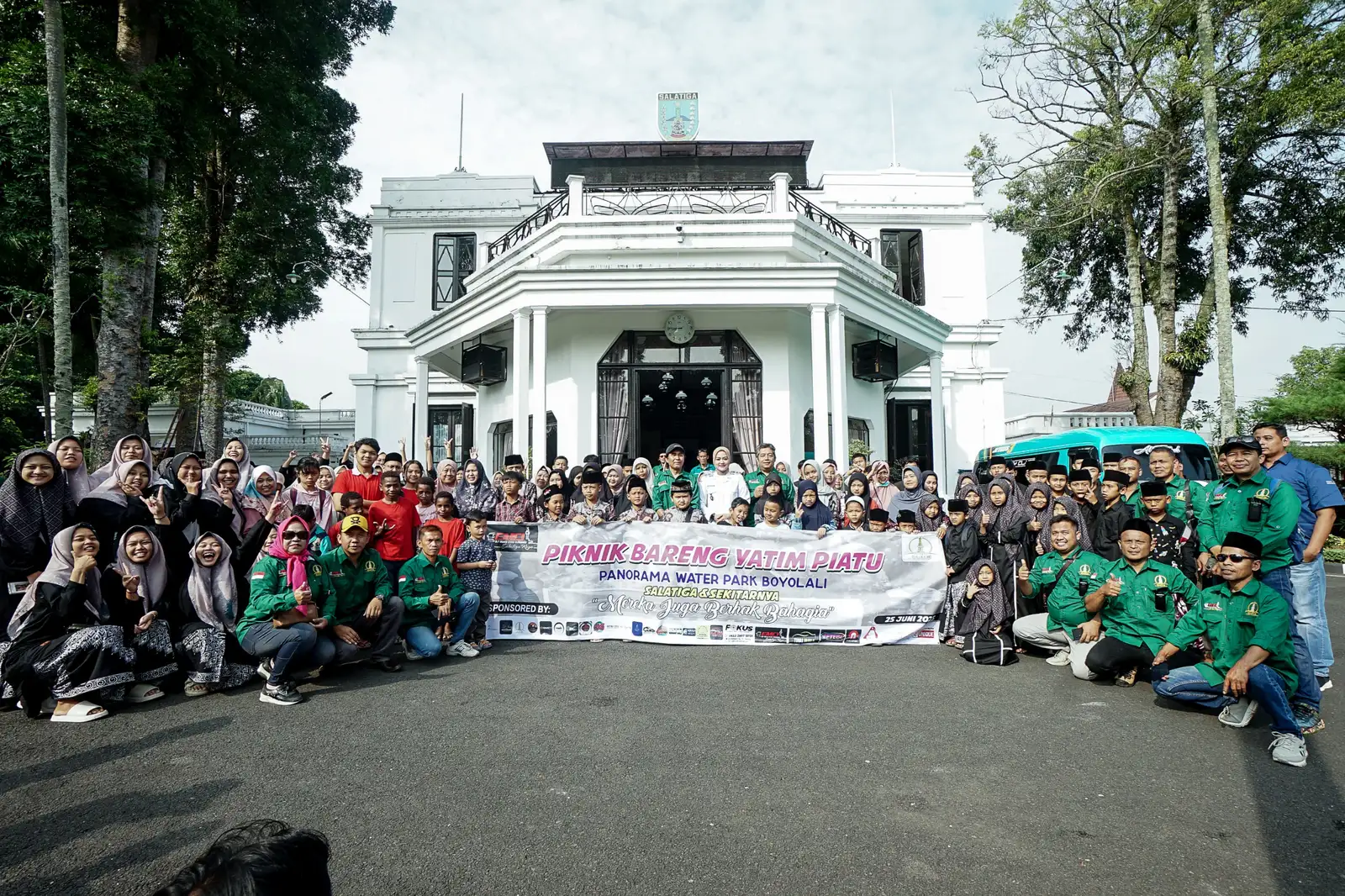 Libur Sekolah, Komunitas Elf Mania Salatiga Ajak Ratusan Anak Yatim Piatu Piknik