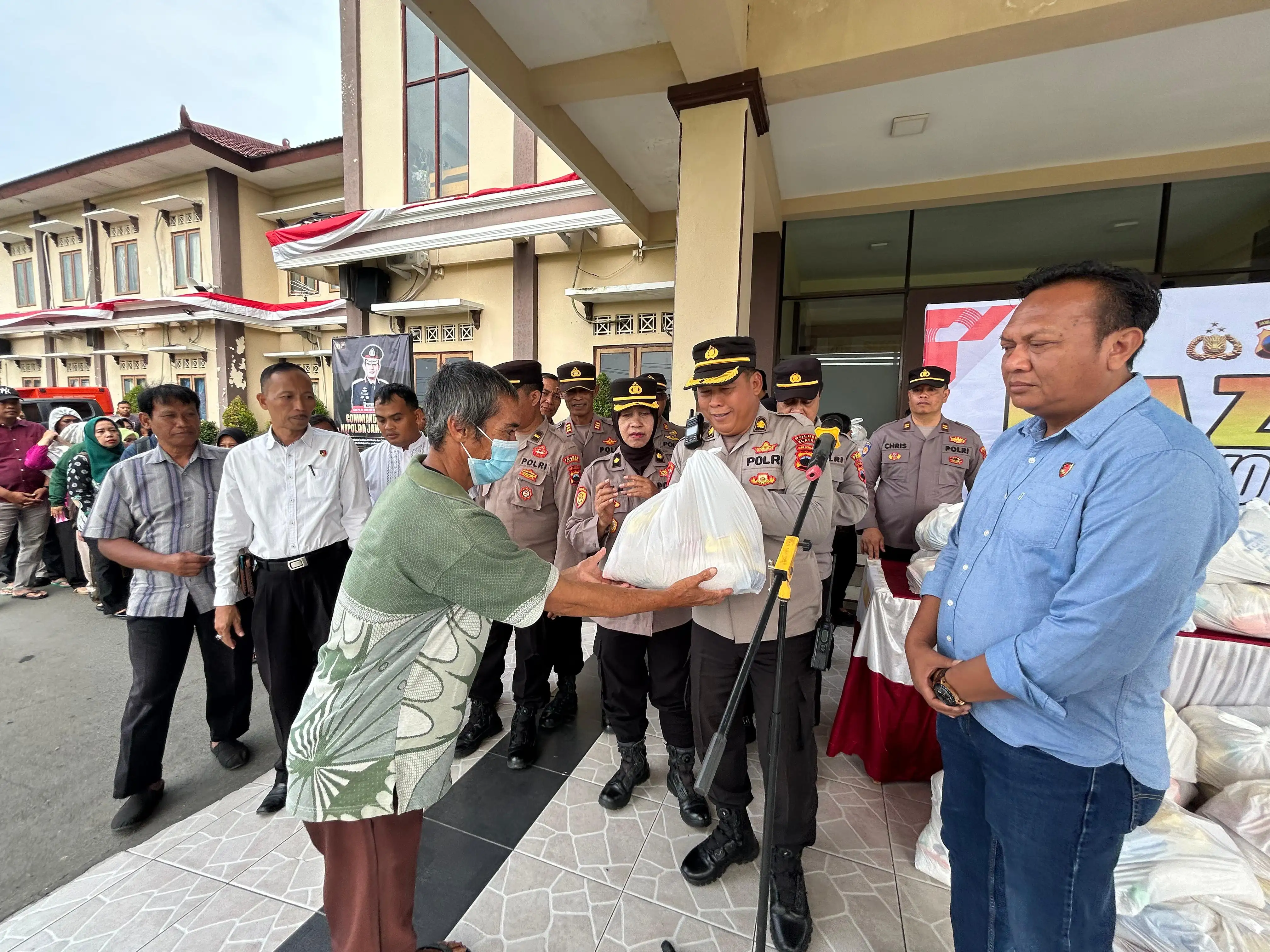 Peringati Hari Bhayangkara, Polres Klaten Gelar Bazar Sembako Murah