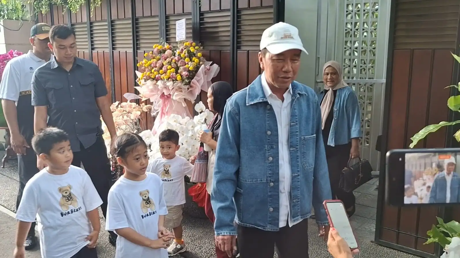 Libur Panjang, Mantan Presiden Jokowi Berlibur Keluar Solo Bersama para Cucu