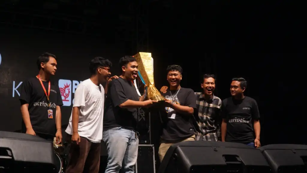 Penutupan POM 2025 Meriah, FEB UKSW Berhasil Rebut Piala Bergilir