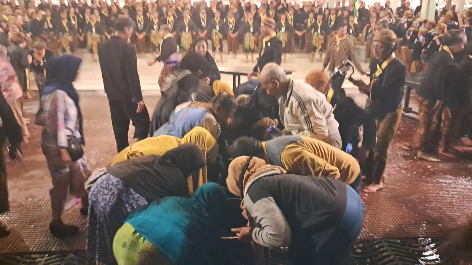 Warga Berebut Udik-udik dan Air Jamasan Selepas Kirab 1 Sura Mangkunegaran Solo