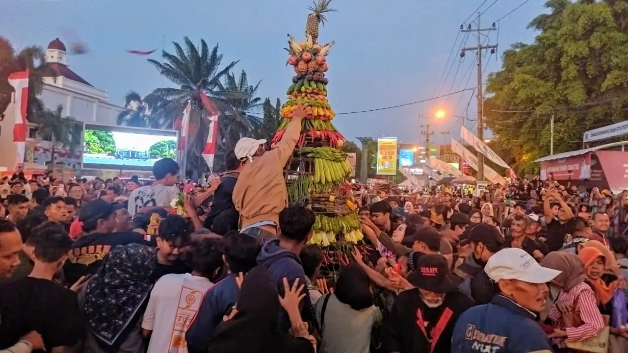 Jelang 1 Suro, Ribuan Warga Berebut Hasil Bumi dalam Buceng Porak di Ponorogo
