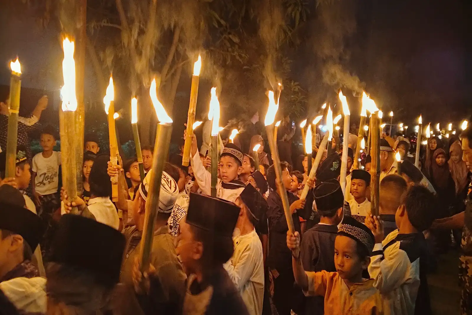 Malam 1 Suro, Warga Semarang Utara Gelar Pawai 1.447 Obor