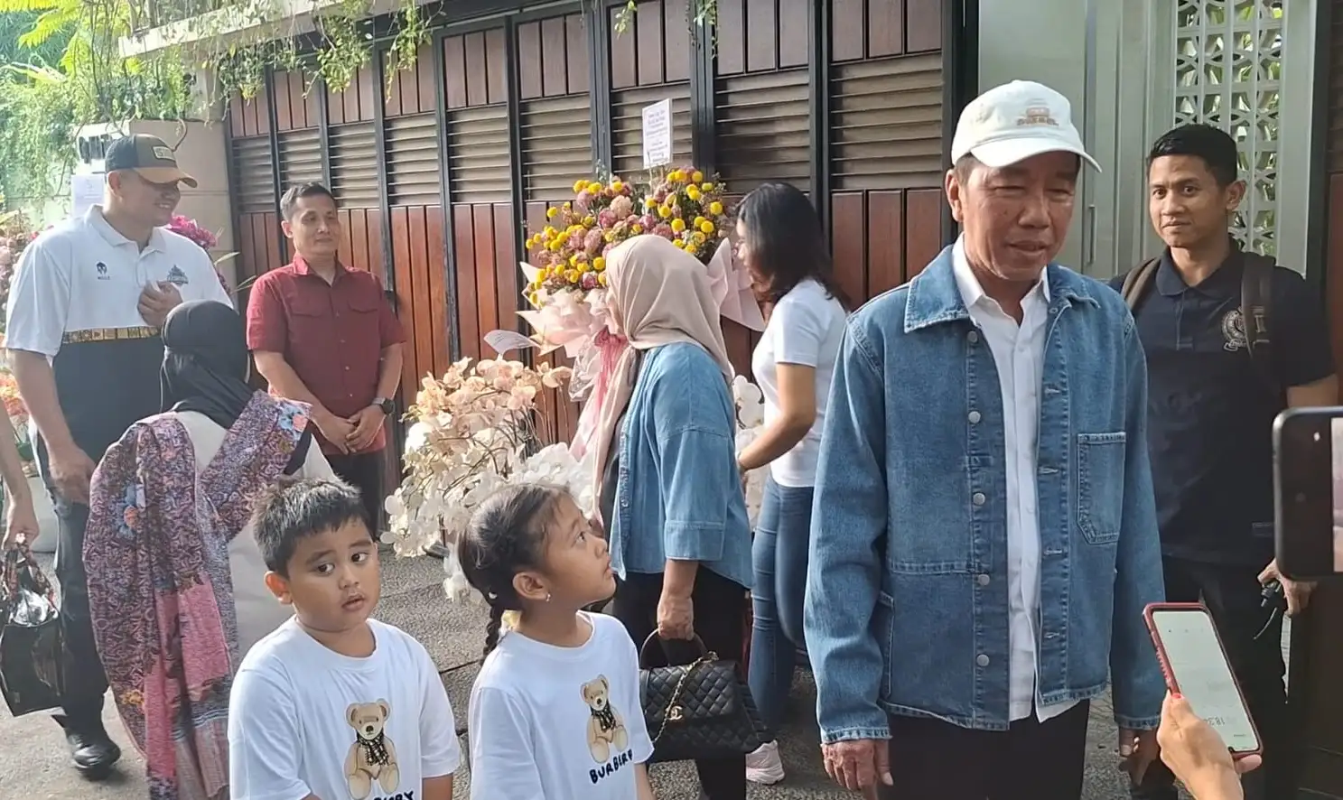 Seragam, Segini Harga Kaus Orisinal Burberry yang Dipakai 3 Cucu Jokowi di Solo