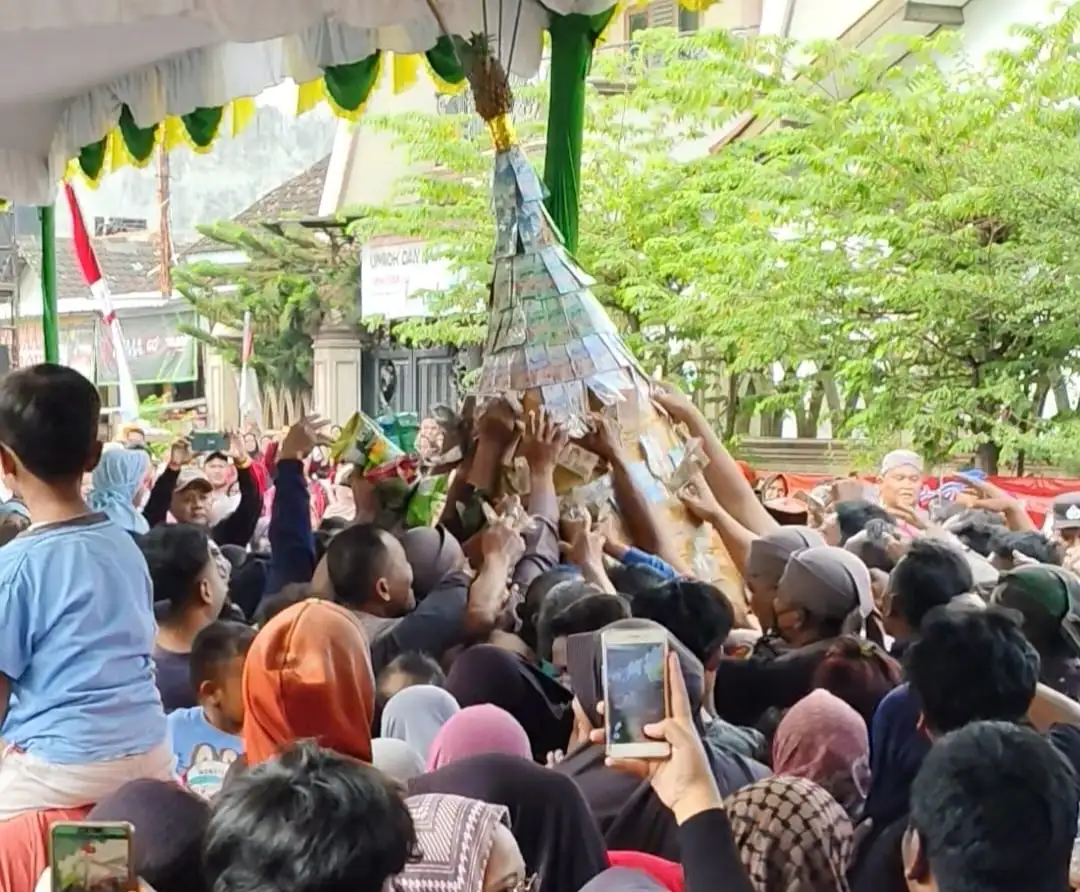 Meriahnya Kirab Grebeg Pakujoyo di Sukoharjo, 3 Gunungan Ludes Diserbu Warga