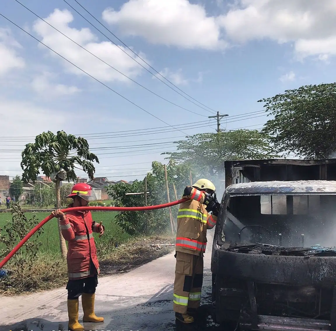 Mobil Ludes Terbakar di Jalan Parangjoro-Cuplik Sukoharjo