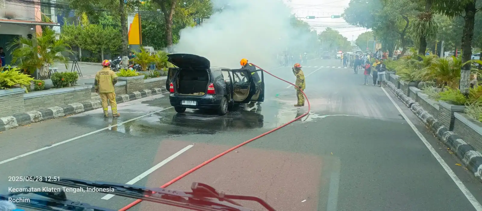 Diduga Akibat Korsleting, Mobil Wisatawan Terbakar di Jl Pemuda Klaten