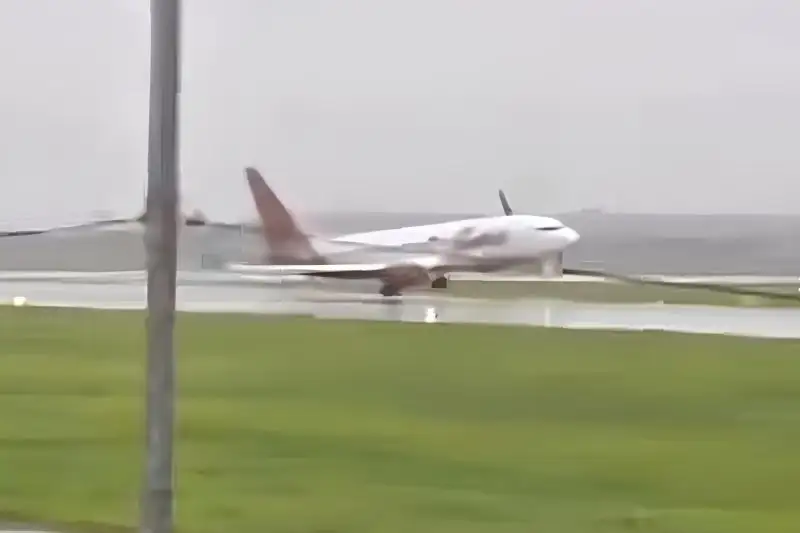 Kronologi Pesawat Batik Air Mendarat Miring di Bandara Soetta