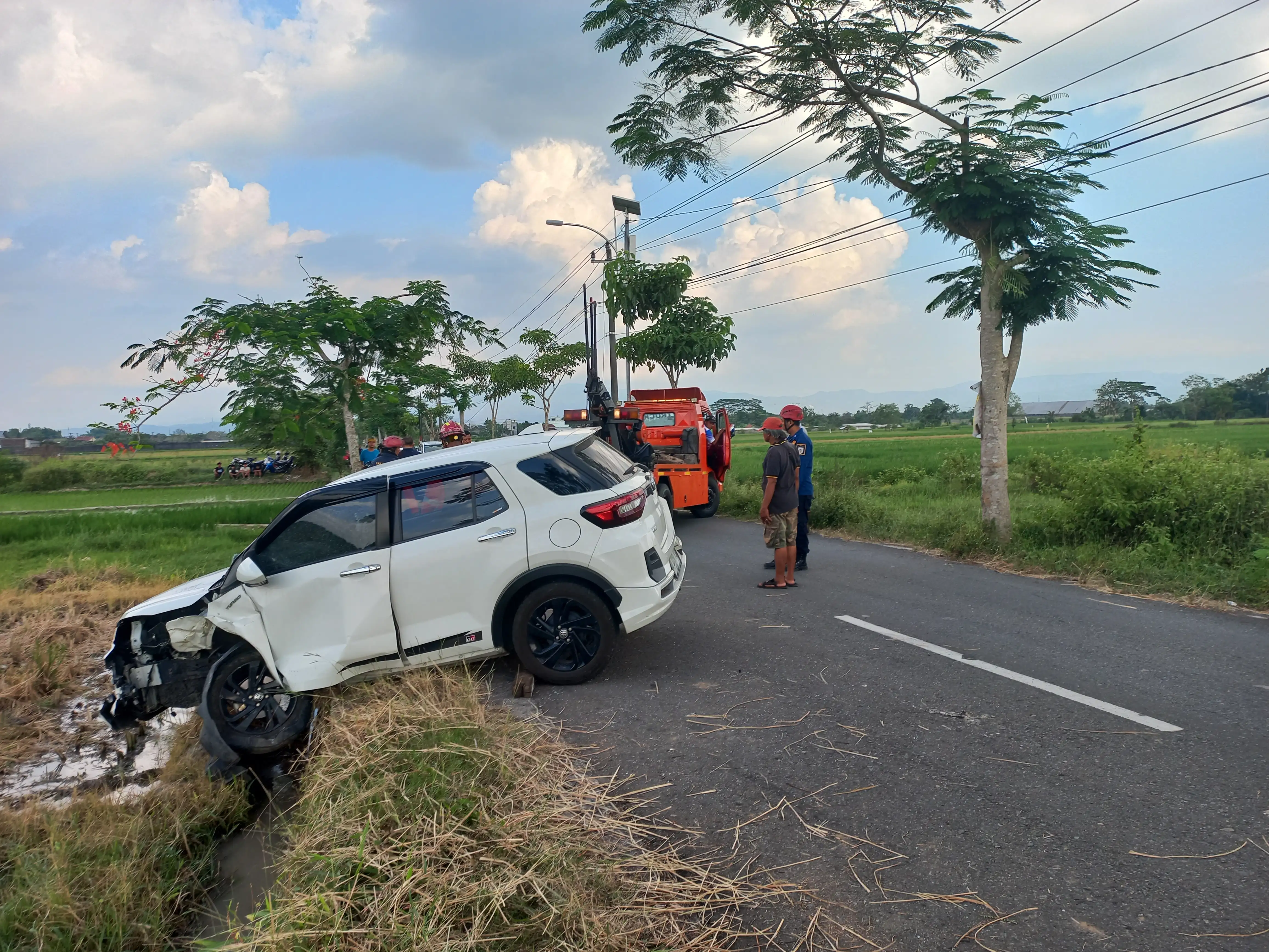 Sopir Diduga Ngantuk, Mobil Tabrak Pohon di Jalan Klaten-Ngupit