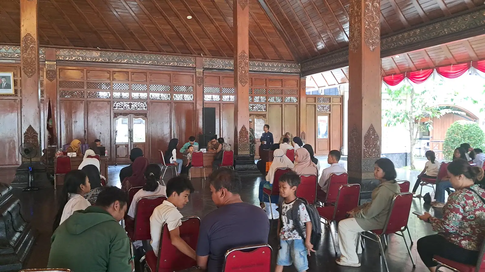 SPMB Jalur Domisili-Mutasi Dimulai, Ortu Siswa Serbu Helpdesk di Balai Kota Solo