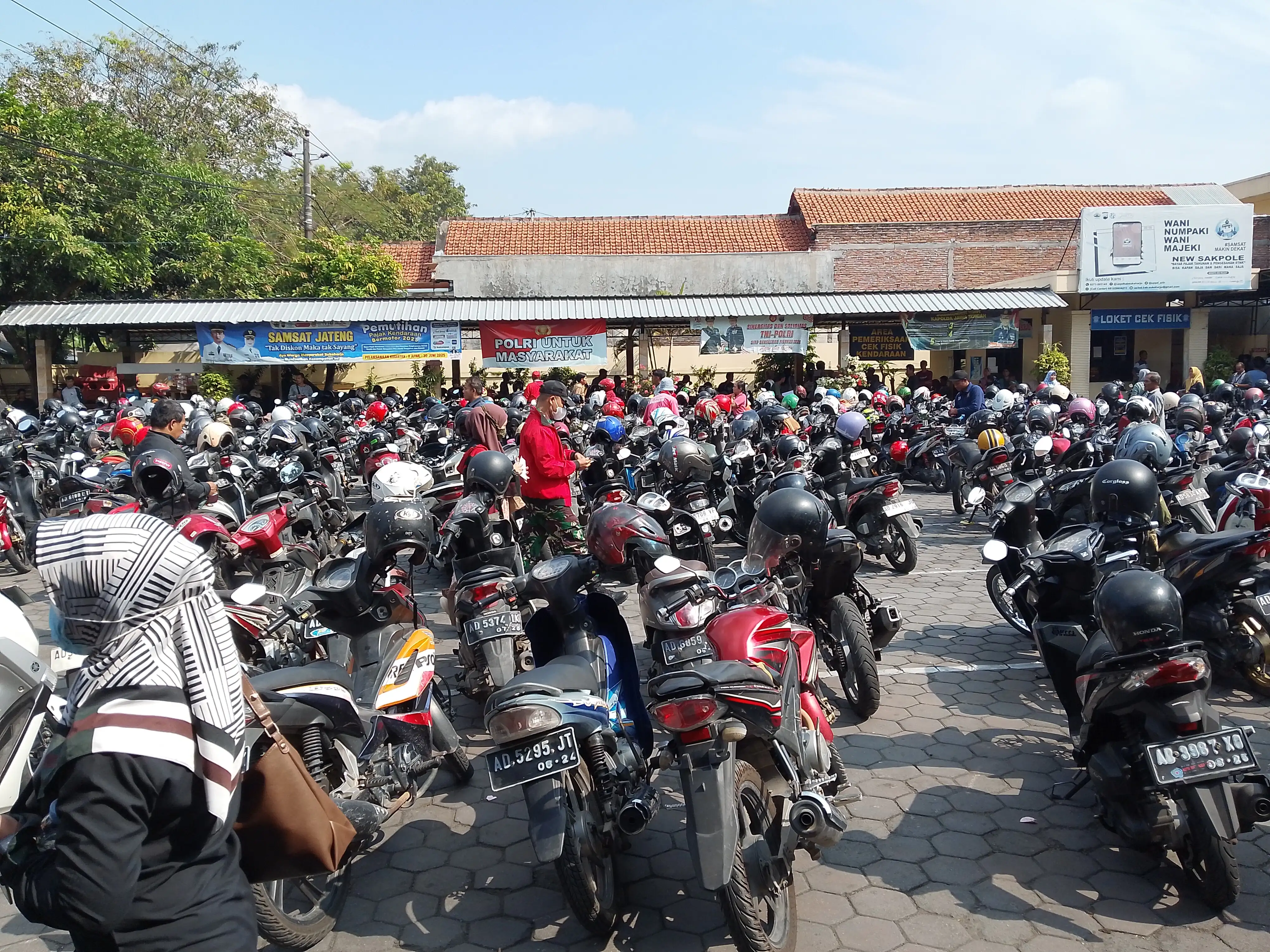 Hari Terakhir Pemutihan Pajak Kendaraan, Ribuan Orang Padati Samsat Sukoharjo