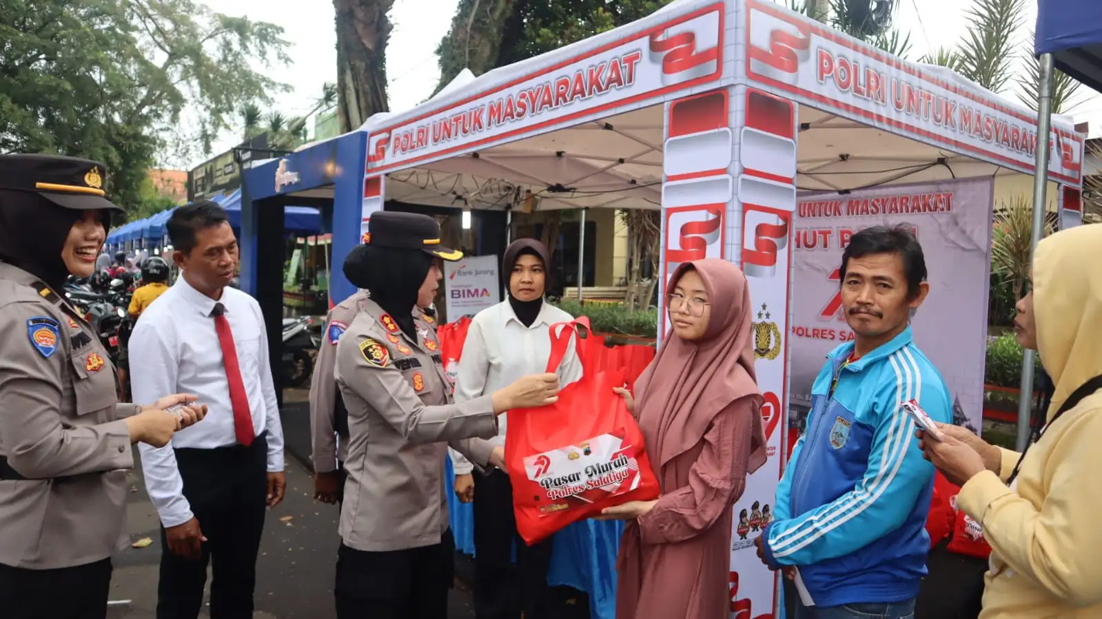 Tebus Sembako Murah Polres Salatiga, Ratusan Paket Ludes dalam Satu Jam