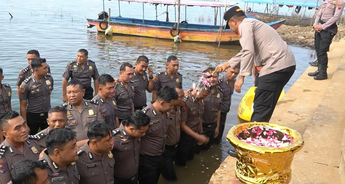 Naik Pangkat, 41 Anggota Polres Wonogiri Berendam di WGM dan Disiram Air Kembang