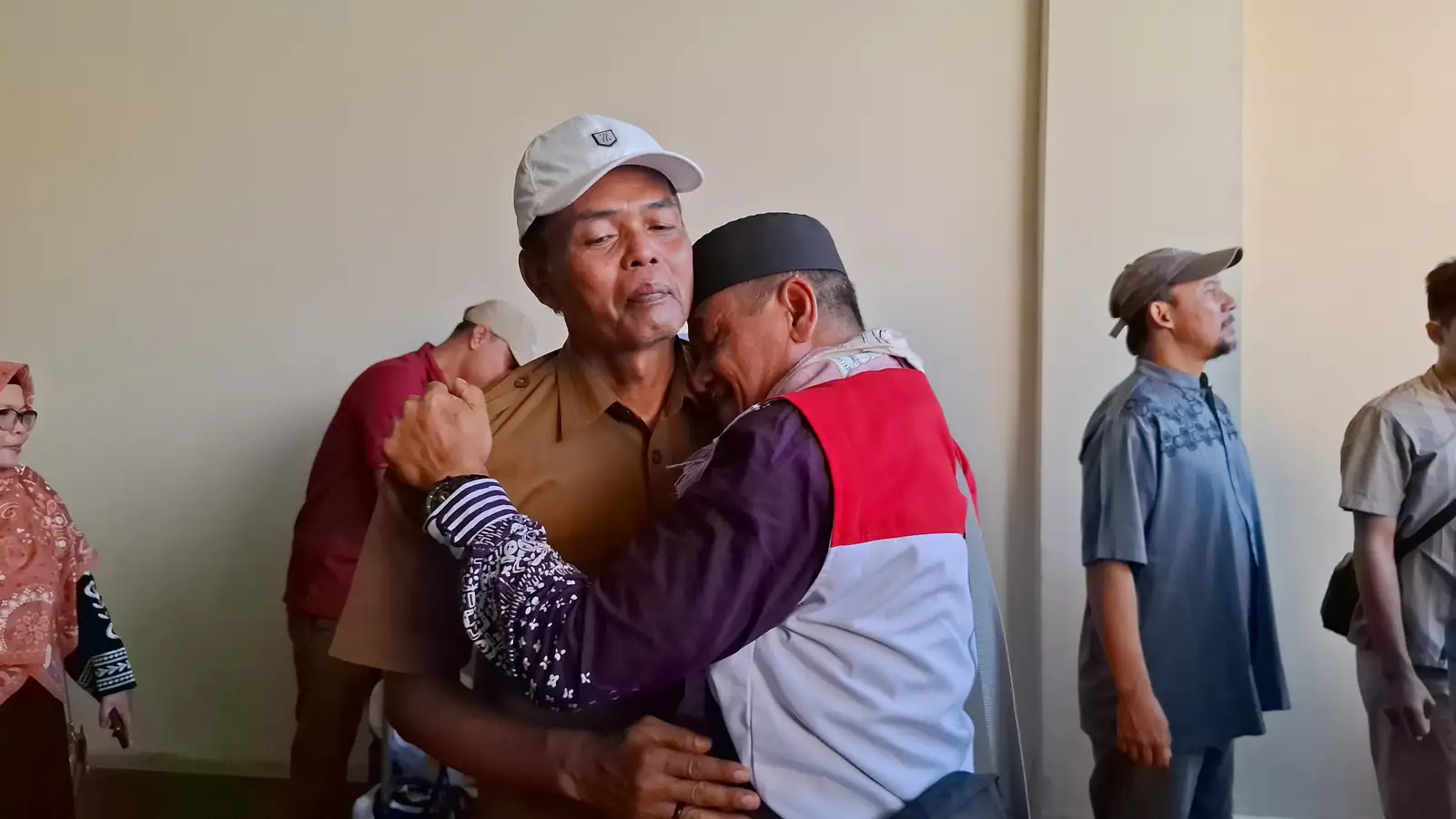 Harunya Kepulangan 509 Jemaah Haji Karanganyar Disambut Keluarga
