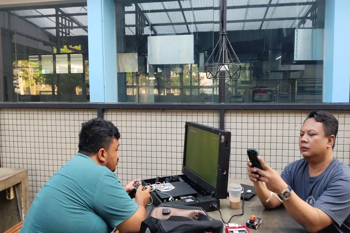 Main PS Portable Sambil Nongkrong, Tren Baru Anak Muda di Kafe Semarang