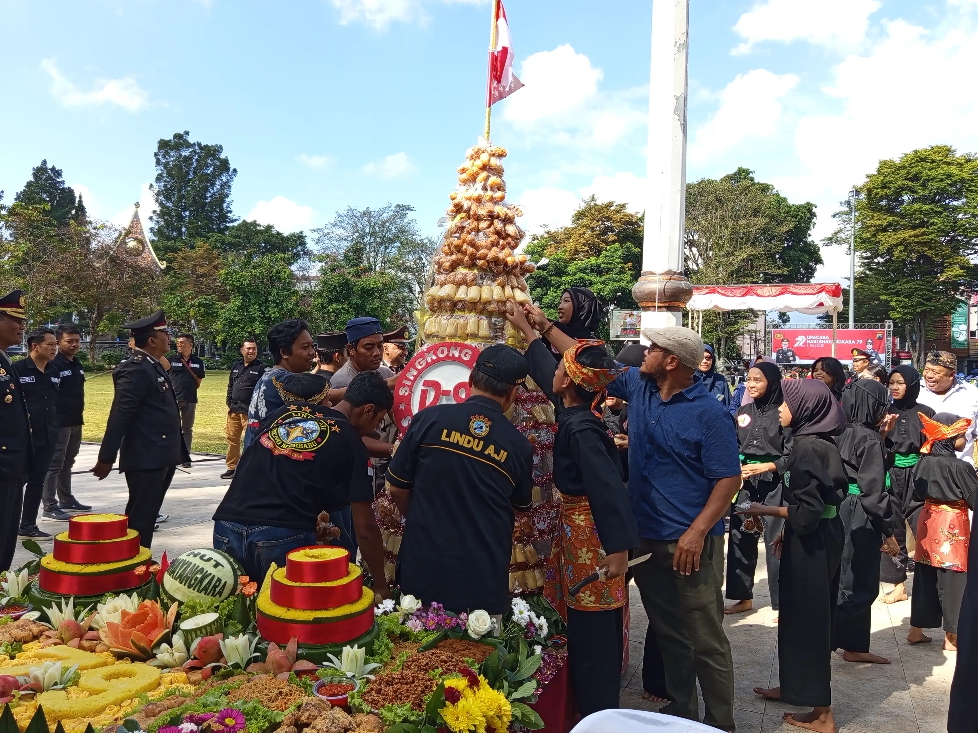 HUT Bhayangkara di Salatiga Meriah, Warga Ikut Berebut Gunungan dan Makan Bareng