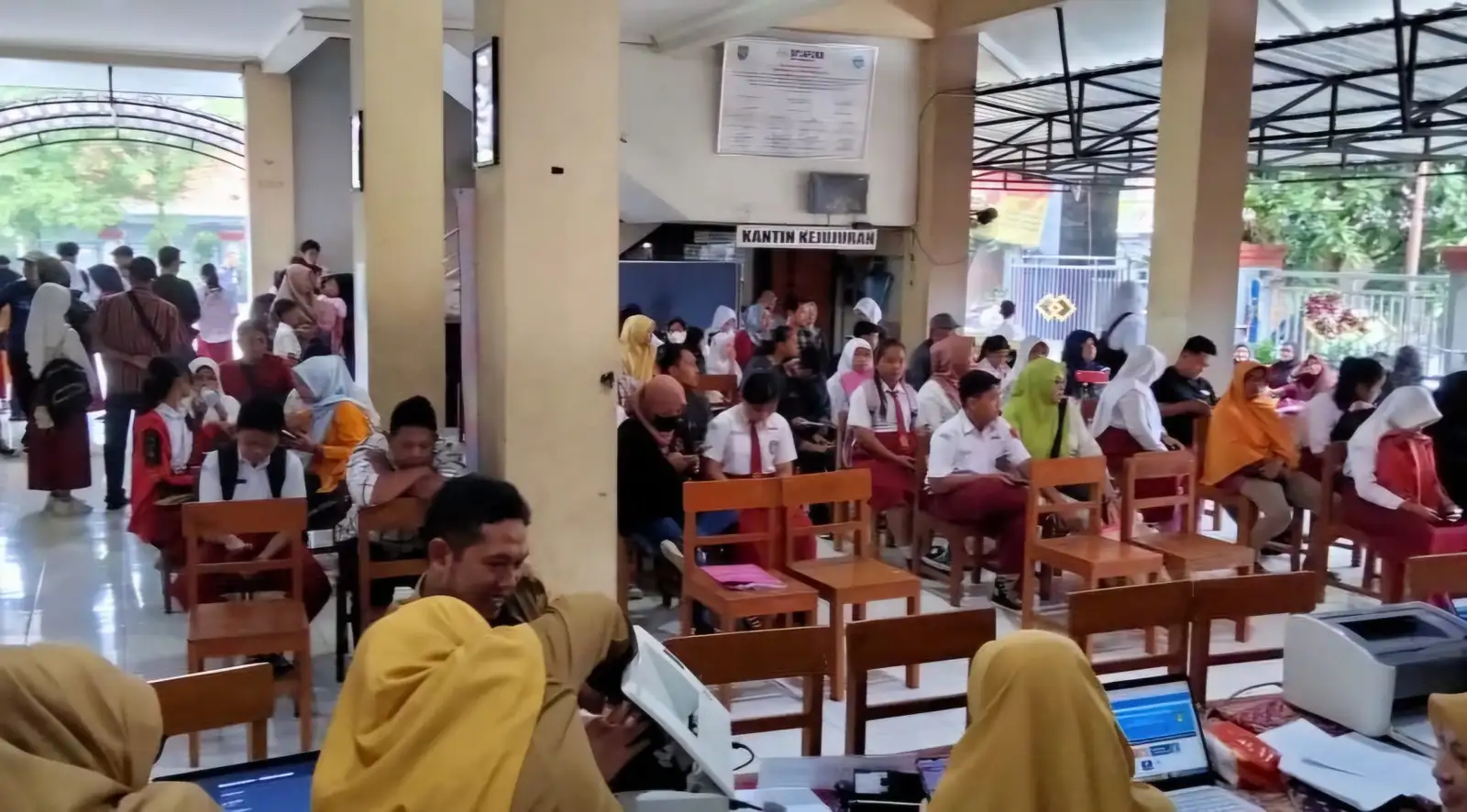 Pendaftar SMPN 27 Solo Membeludak Sejak Hari Pertama, Mayoritas dari Luar Kota