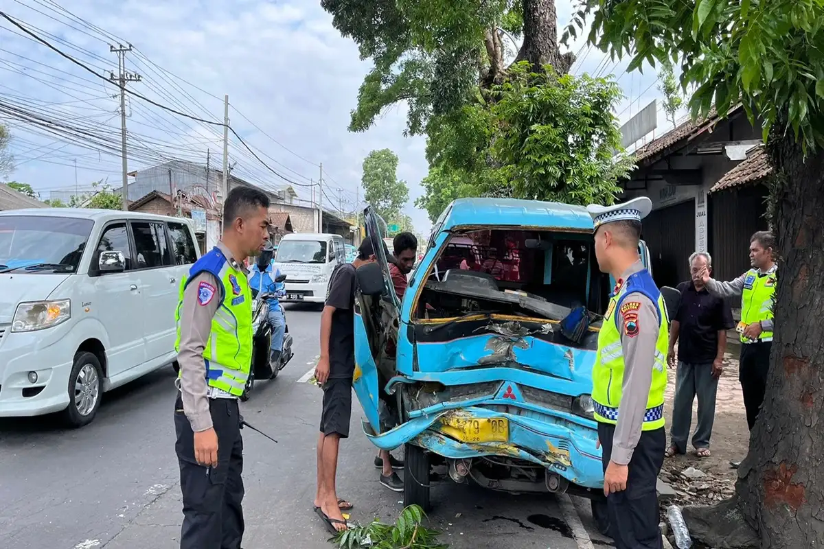 Adu Banteng Angkot vs Ertiga di Salatiga, Sopir Dilarikan ke RS