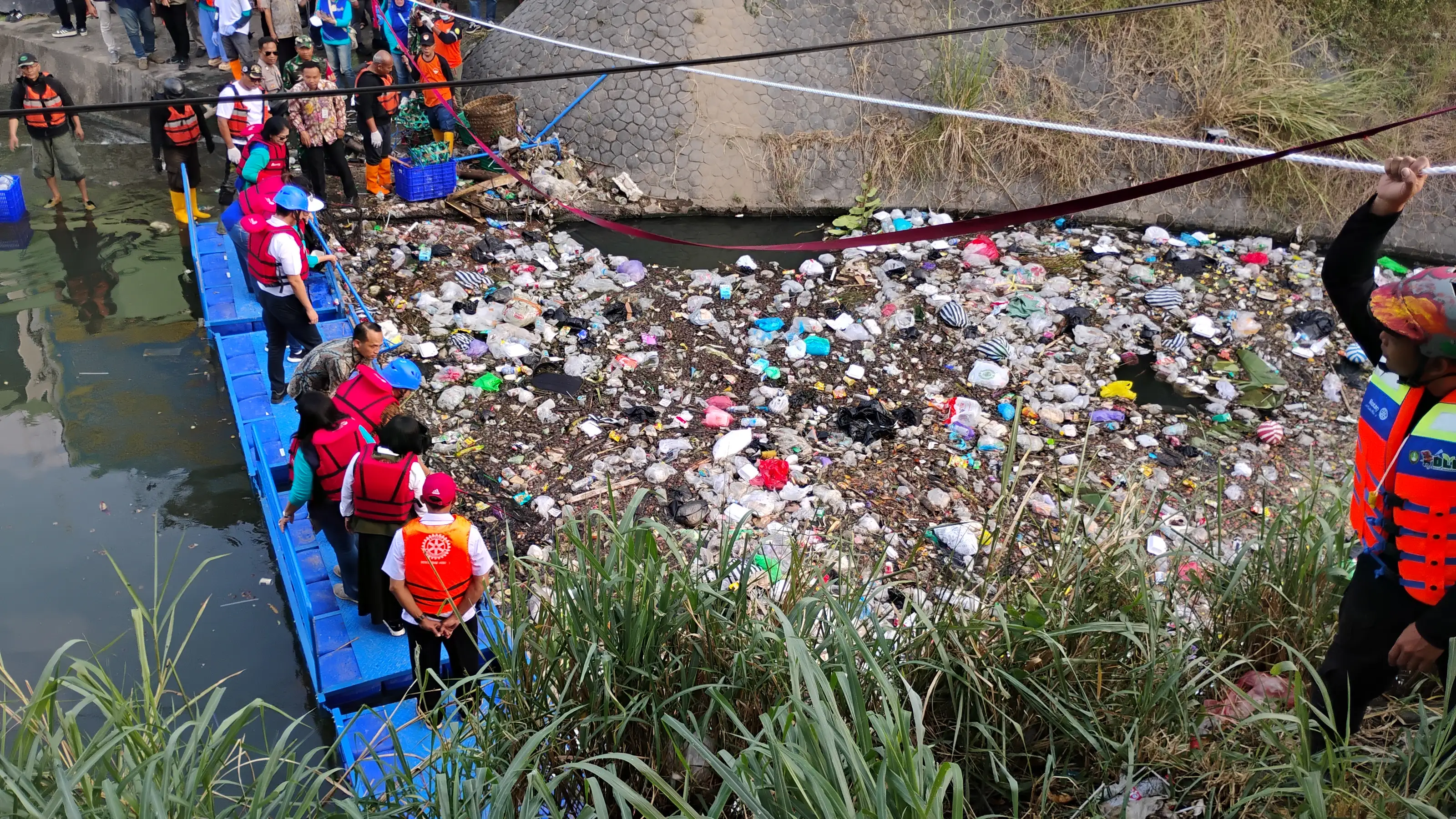 Penuh Sampah, Pintu Air Kleco Solo Dibersihkan dan Dipasangi Trash Barrier