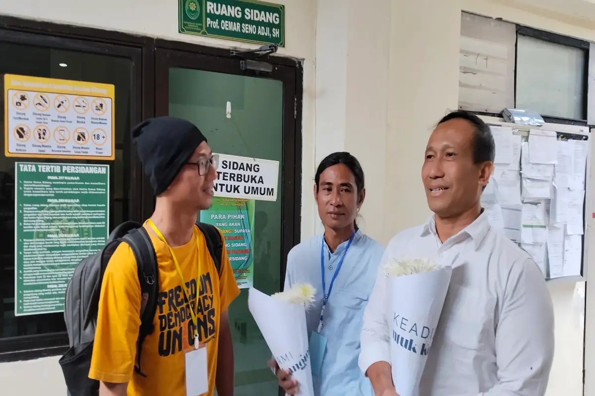 Bunga Krisan Putih untuk Gamma-Darso, Simbol Perlawanan Tanpa Kekerasan