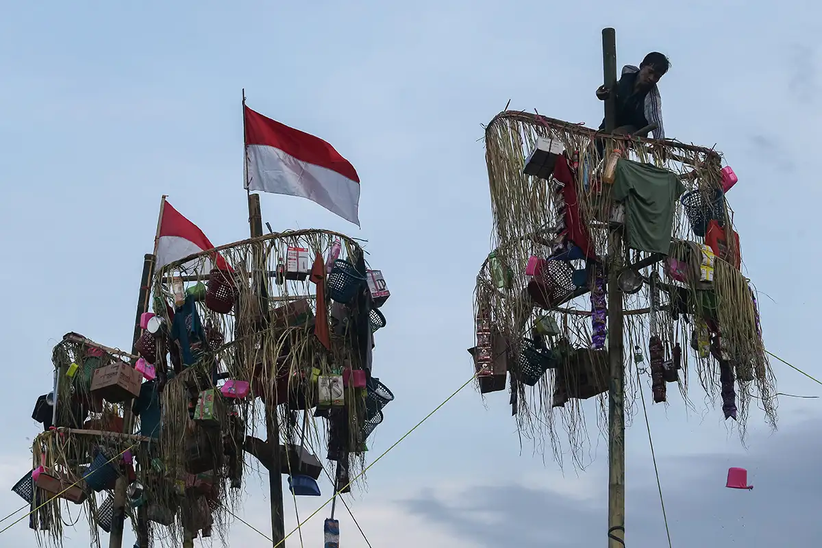 Lomba Panjat Pinang Meriahkan HUT ke-79 Bhayangkara di Cilegon
