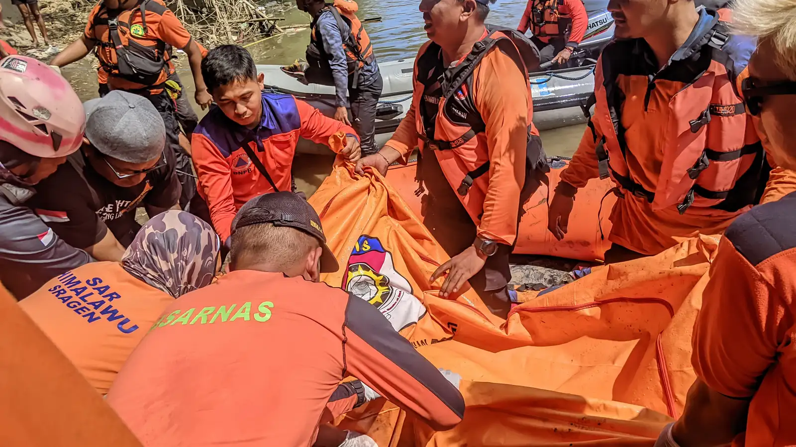 Ditemukan Meninggal, Jenazah Mahasiswi Lompat dari Jembatan Jurug Dibawa ke RS
