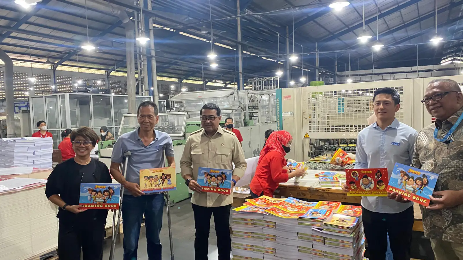 Tinjau Produksi Buku Tema Jumbo, Menteri Ekraf Kunjungi Pabrik Kiky di Boyolali