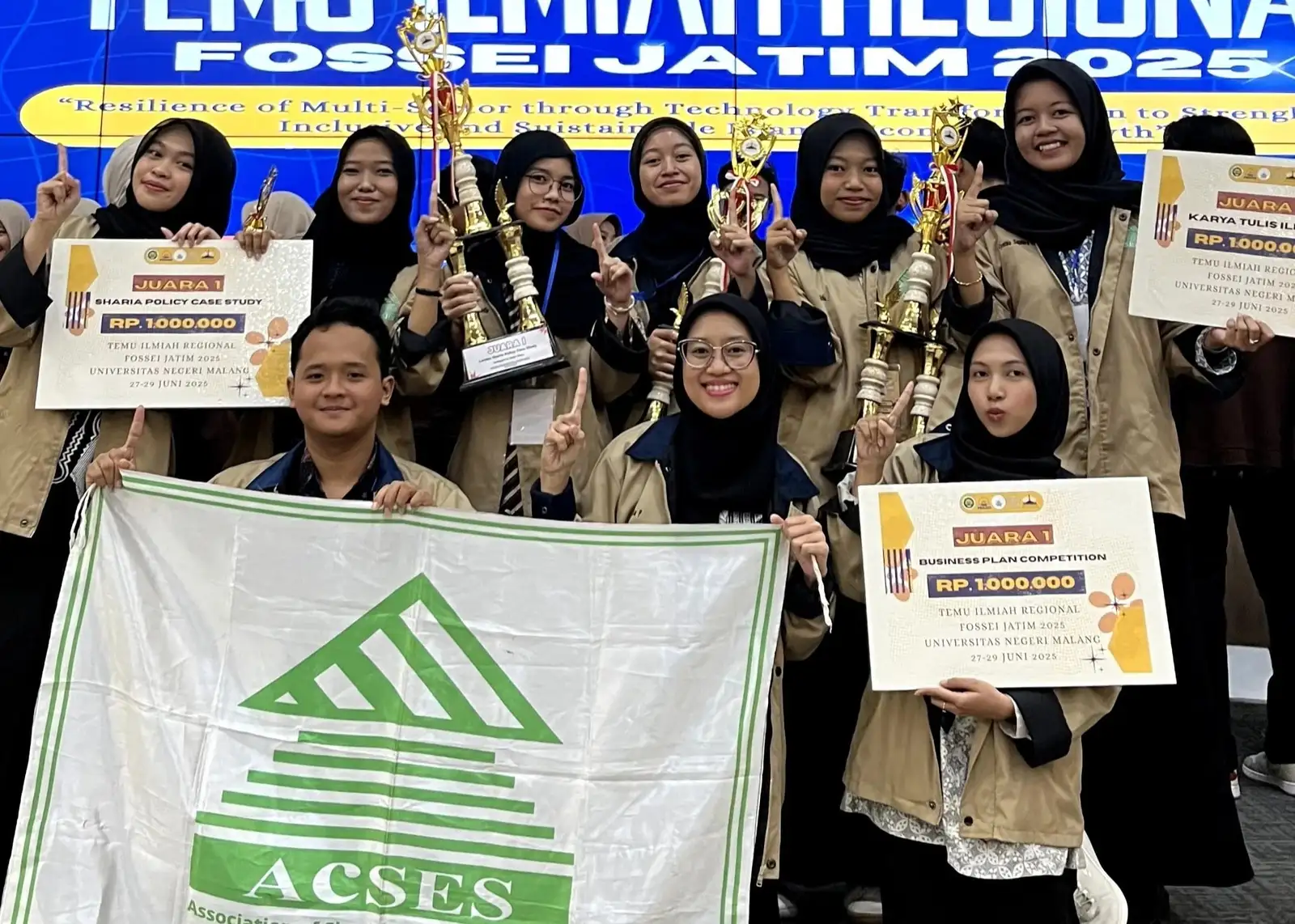Mahasiswa FEB UNAIR Borong Piala dalam Kompetisi Temu Ilmiah Regional FoSSEI