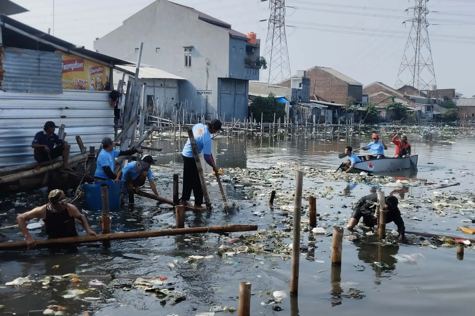 Ratusan Orang Gotong Royong Bersihkan Pulau Sampah di Pesisir Semarang