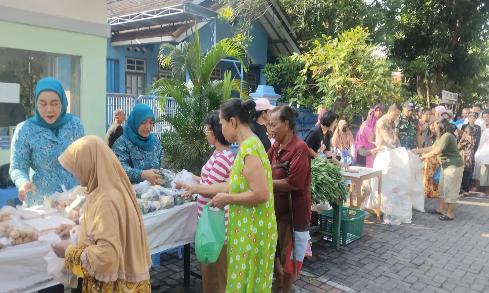 Tradisi Jumat Berkah di Krobokan Semarang, Warga Tukar Sampah dengan Sembako