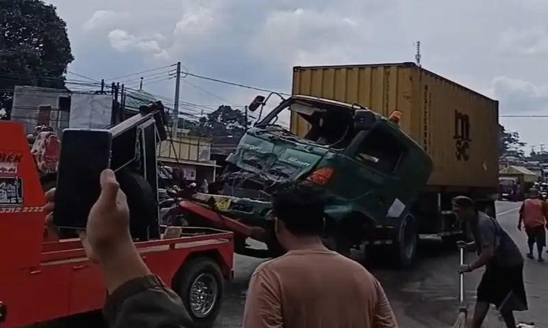 9 Kendaraan Terlibat Kecelakaan di Pertigaan Terminal Bawen Semarang