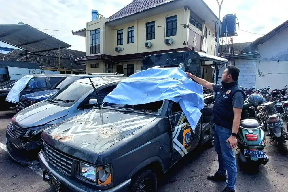 Mobil Polisi Dirusak Massa Driver Ojol yang Geruduk Rumah "Mas Pelayaran"