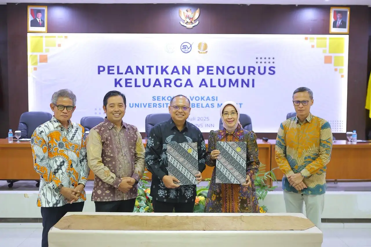 Dukung Vokasi Unggul, UNS Lantik Pengurus Keluarga Alumni Sekolah Vokasi