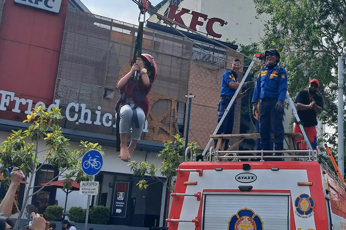 Aksi Anak-anak Bermain Flying Fox saat Edukasi Pengenalan Profesi Damkar di Solo