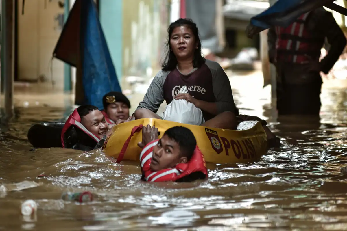 Polisi Evakuasi Warga Terdampak Banjir Luapan Kali Ciliwung di Kebon Pala Jaktim