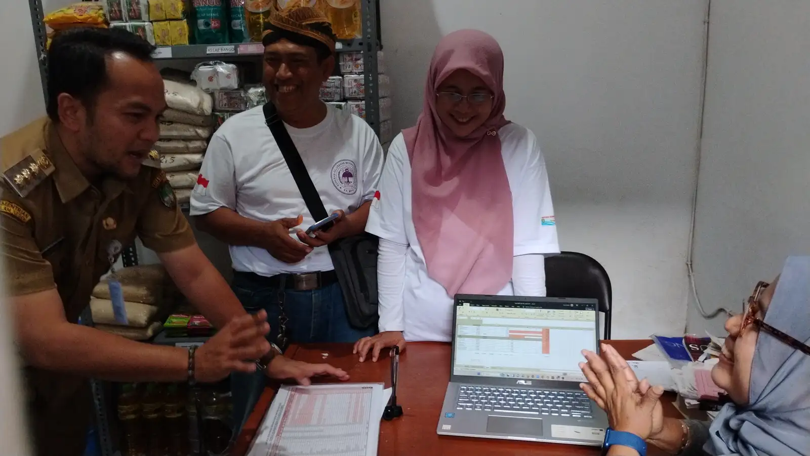 Pertama Beroperasi, KMP Kelurahan Kestalan Solo Jalankan Usaha Warung Sembako